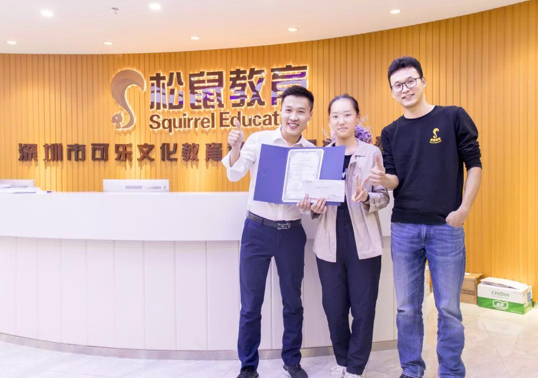 松鼠教育方锦峰校长、邬平剑老师为陈思媛同学颁奖